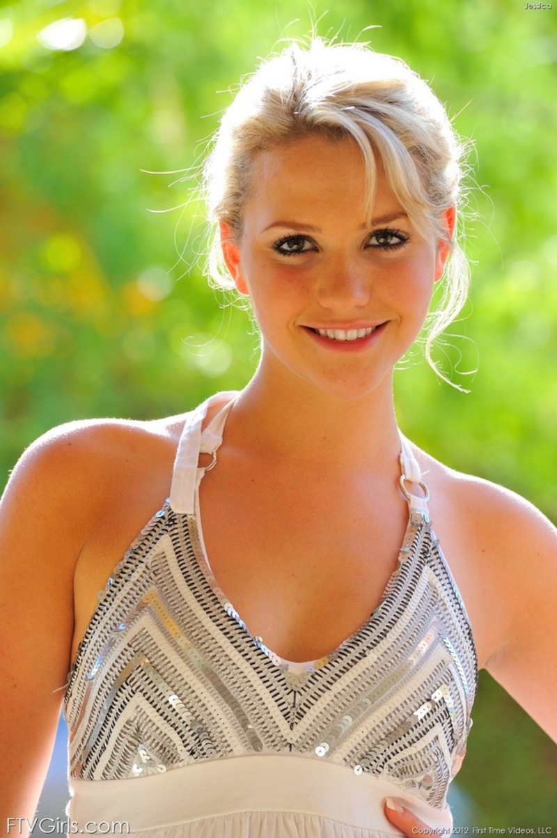 Jessica sexy outside 09