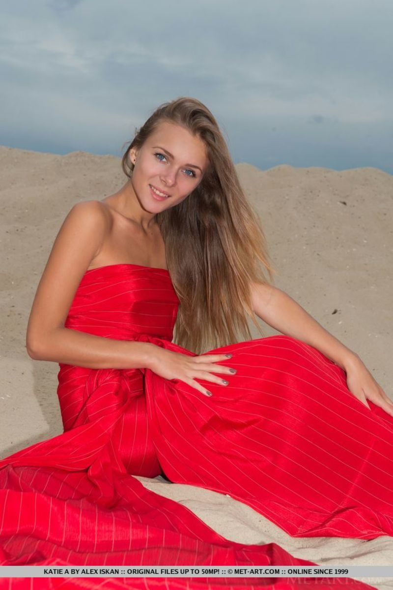 Katie on the beach 08