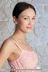 Sweet dark-haired beauty 00