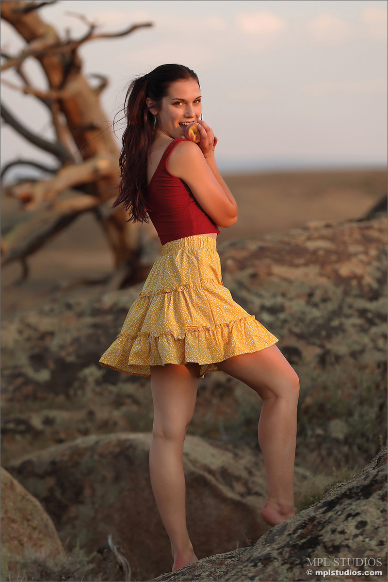 Elena Generi In Eat A Peach 01