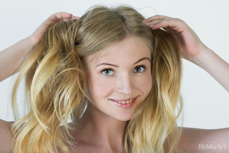 Teen Babe Launs 02