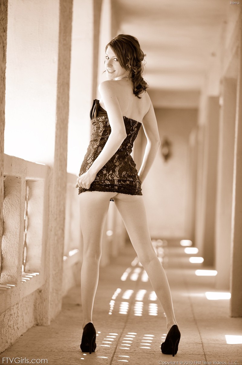 Sierra plays with her dildo 03